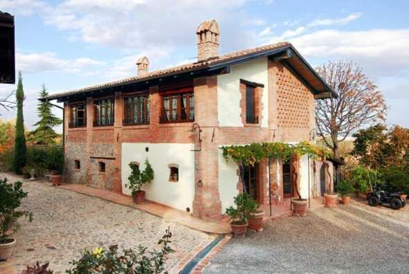 Gasthaus Cascina La Buca Castello di Serravalle Exterior foto