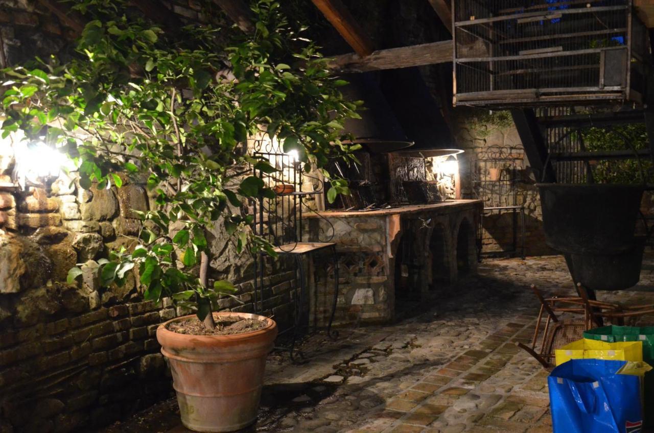 Gasthaus Cascina La Buca Castello di Serravalle Exterior foto
