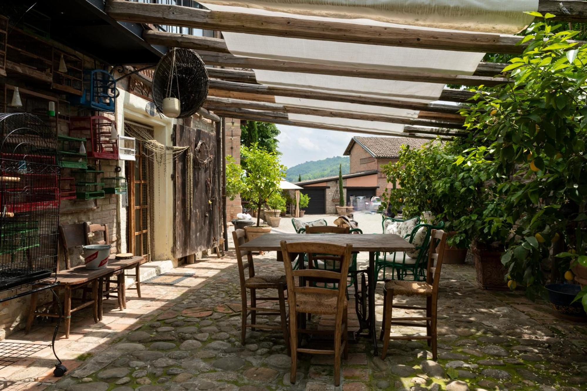 Gasthaus Cascina La Buca Castello di Serravalle Exterior foto
