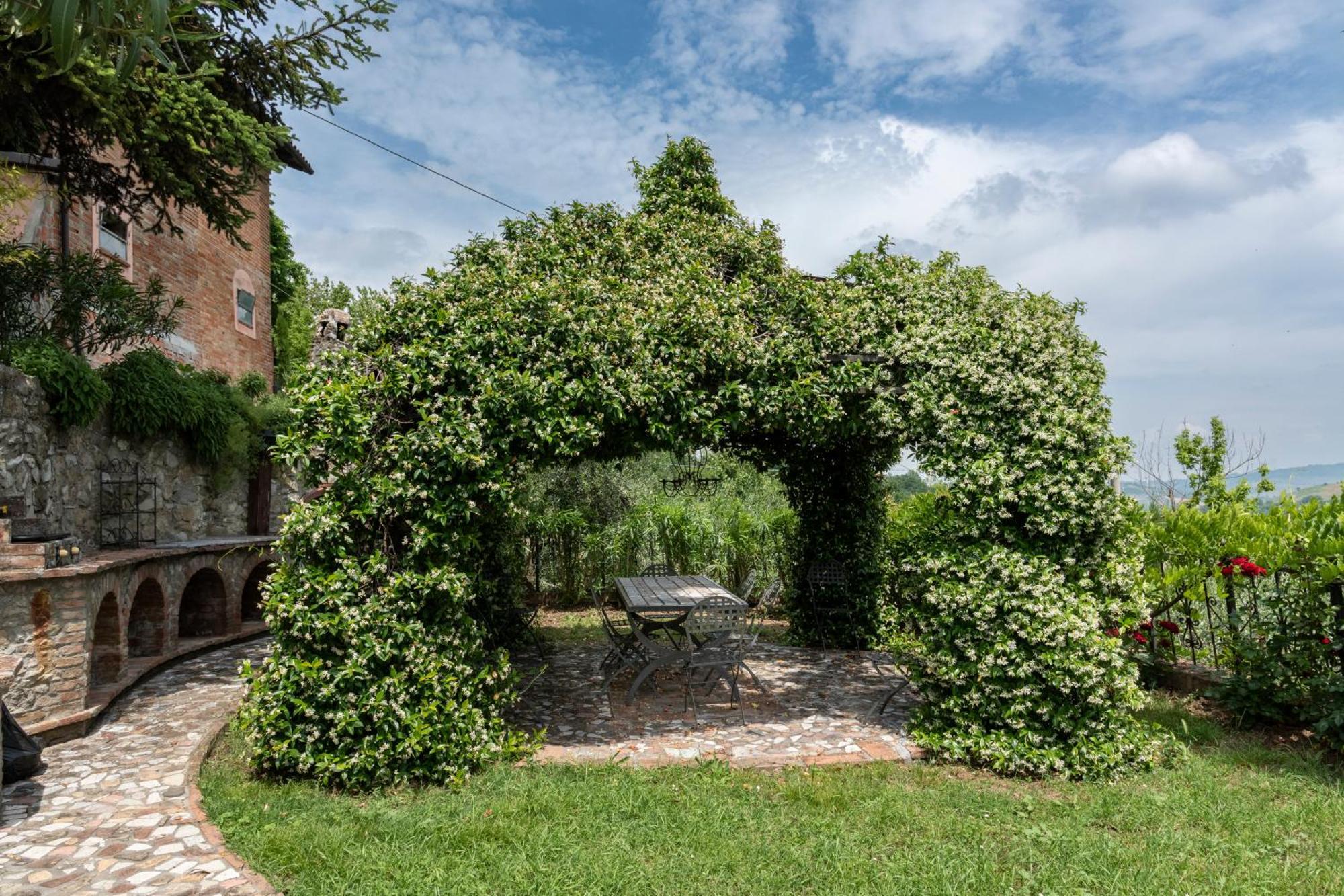 Gasthaus Cascina La Buca Castello di Serravalle Exterior foto