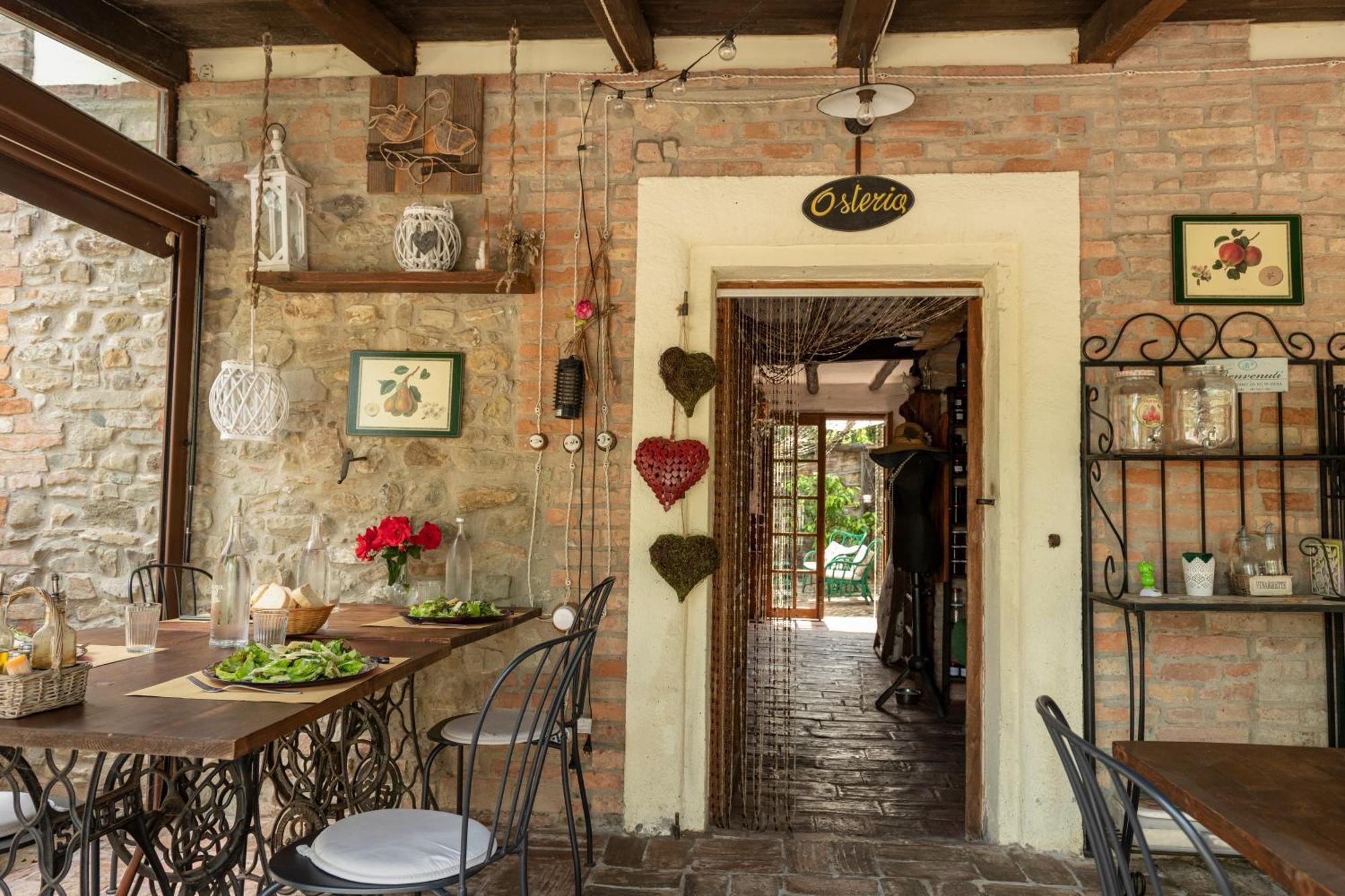 Gasthaus Cascina La Buca Castello di Serravalle Exterior foto
