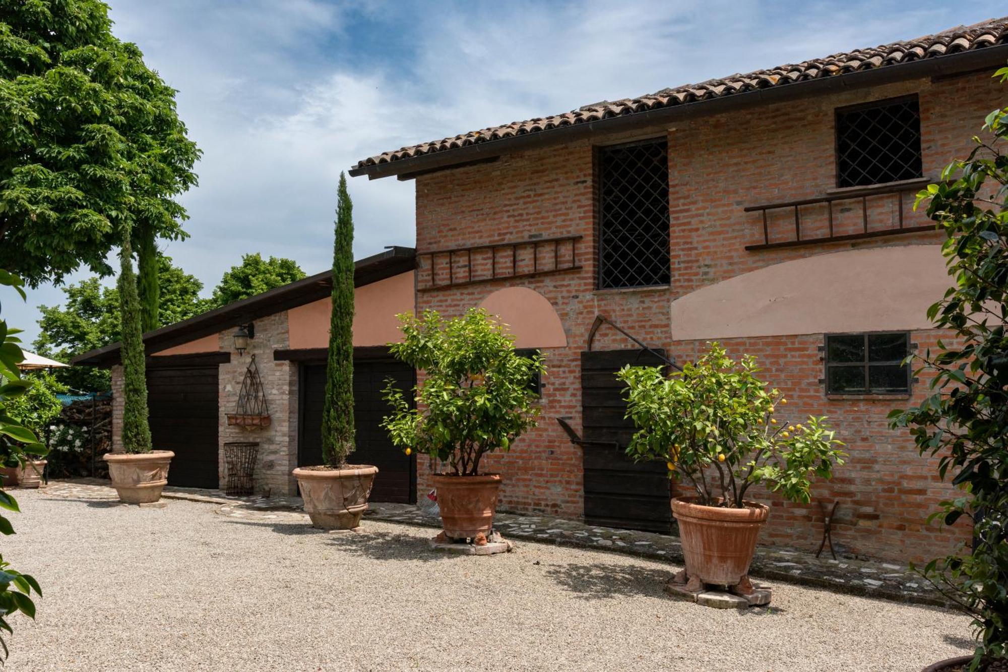 Gasthaus Cascina La Buca Castello di Serravalle Exterior foto